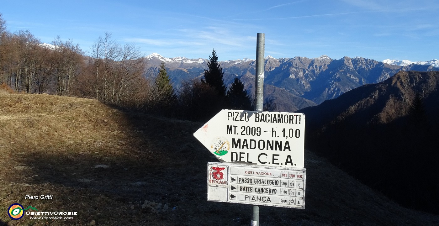 24 Al Passo Baciamorti (1540 m) vista verso le Orobie.JPG